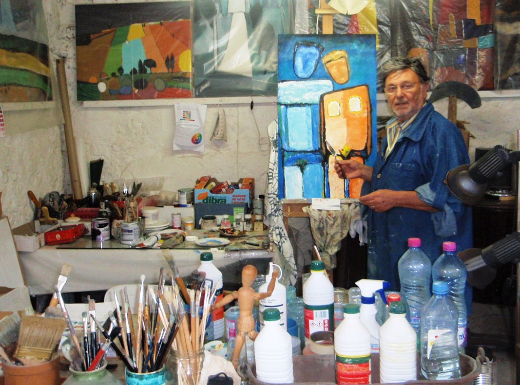Roger Macchi devant un chevalet, dans son atelier