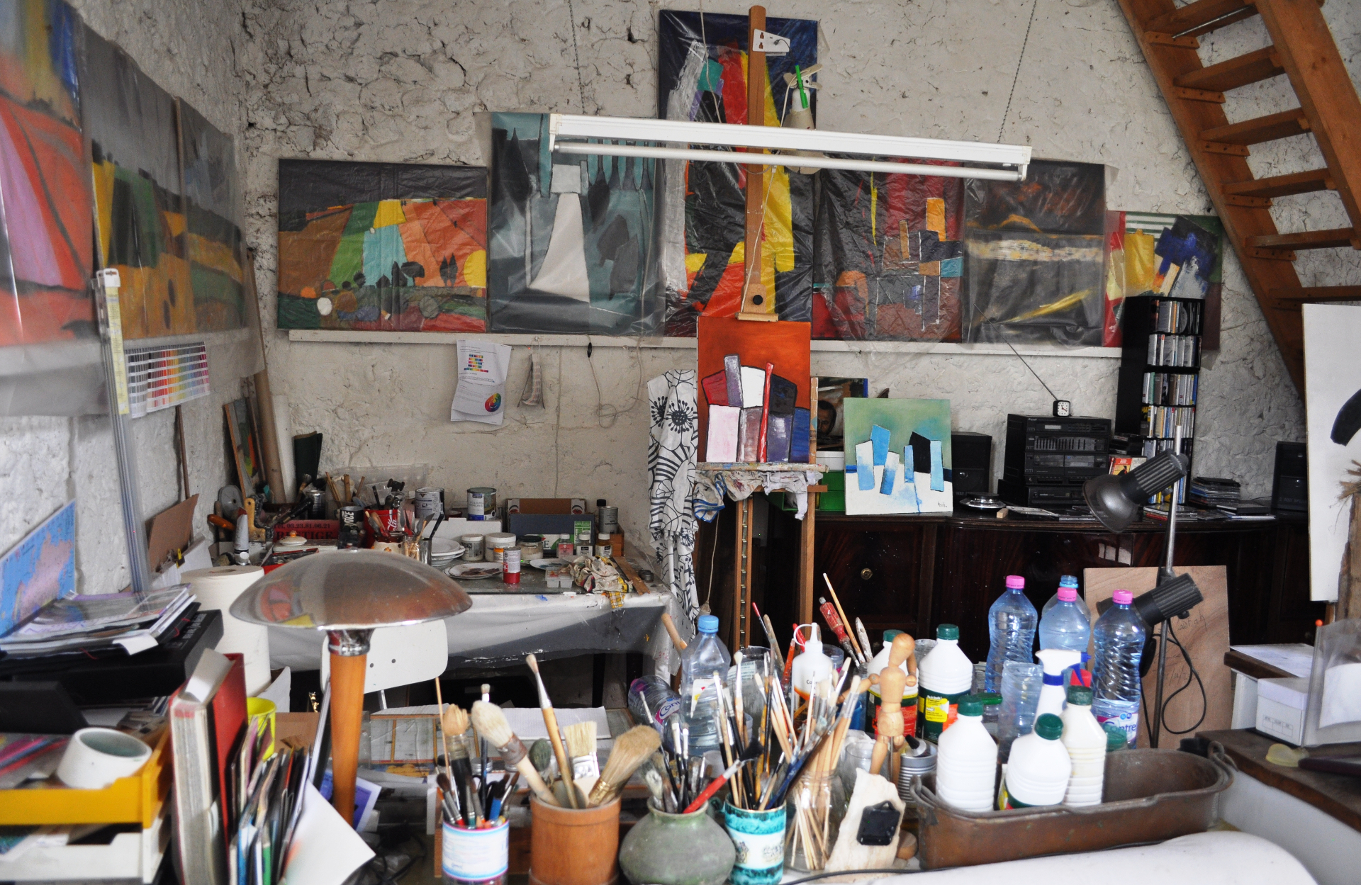 Atelier de Roger Macchi — toiles, pinceaux, chevalet